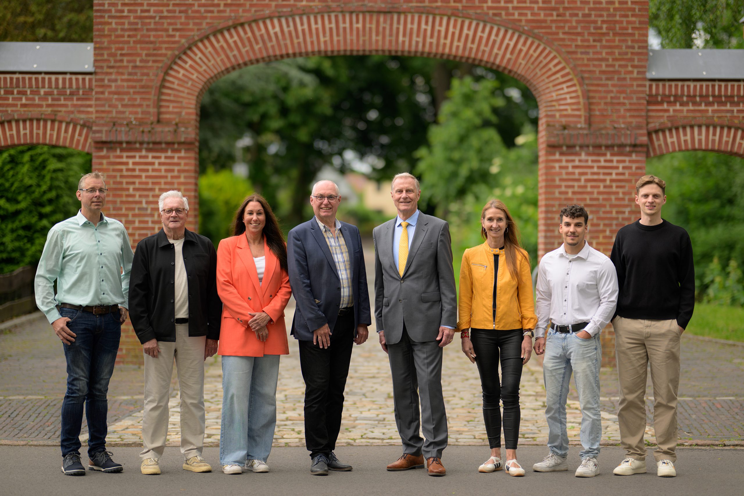 Das Bild zeigt die Kandidatinnen und Kandidaten der FDP Nordenham für die Kommunalwahl, von links: Ralf von Häfen, Manfred Neumann (parteilos), Larissa Fink, Hergen Kalitzki, Rolf Ahlers, Tanja Lischewski (parteilos), Ian Lotz (parteilos) und Phil Schaffarzyk.